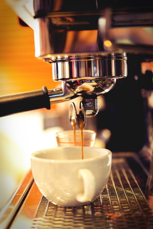 A Comprehensive Guide to Manual and Electric Coffee Brewers: Which One is Right for You?